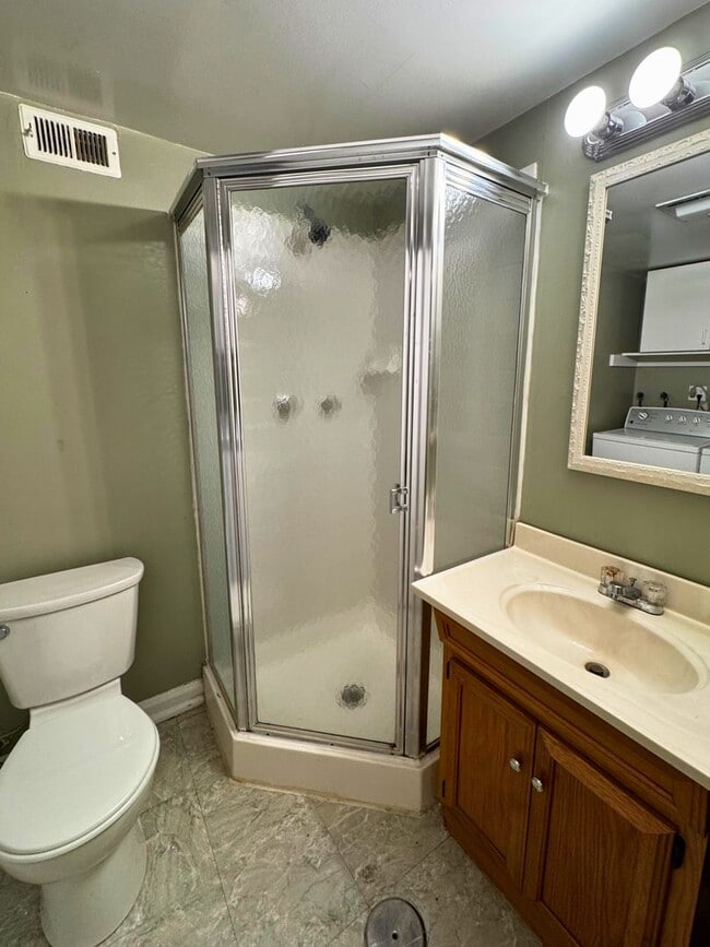 Building Photo - 3 level end unit 1br+den 2ba town house in...