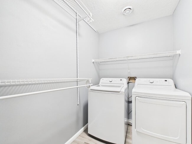 Building Photo - 806 Hemlock St