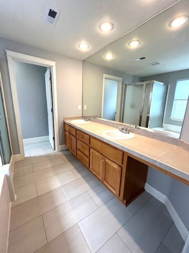 Building Photo - Newly Remodeled 4 Bedroom, Wilsonville, OR