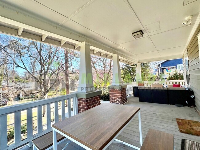 Building Photo - 2417B Clark Street