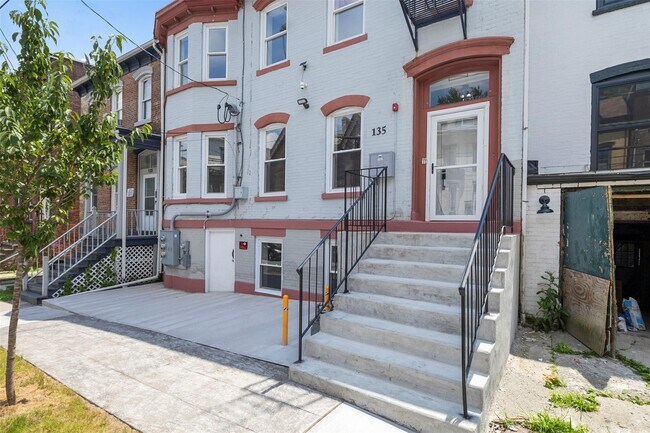 Building Photo - 135 3rd St