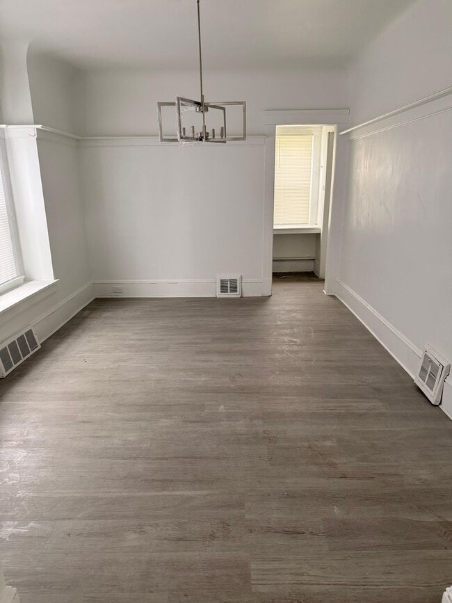 Building Photo - 10814 Hull Ave