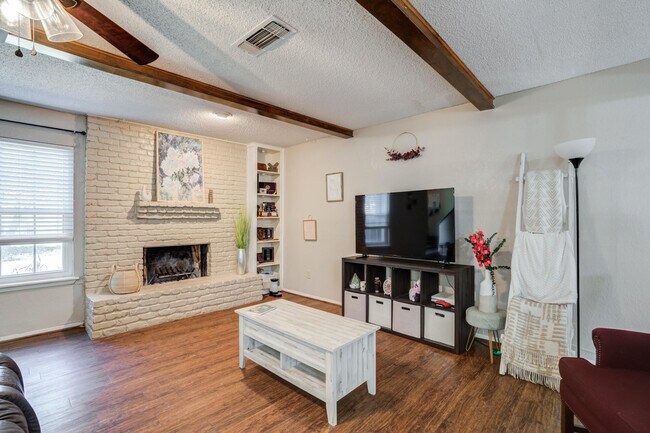 Building Photo - 8633 Knoxville Dr