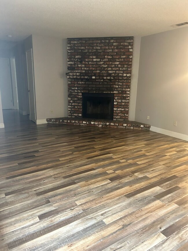 Building Photo - t65