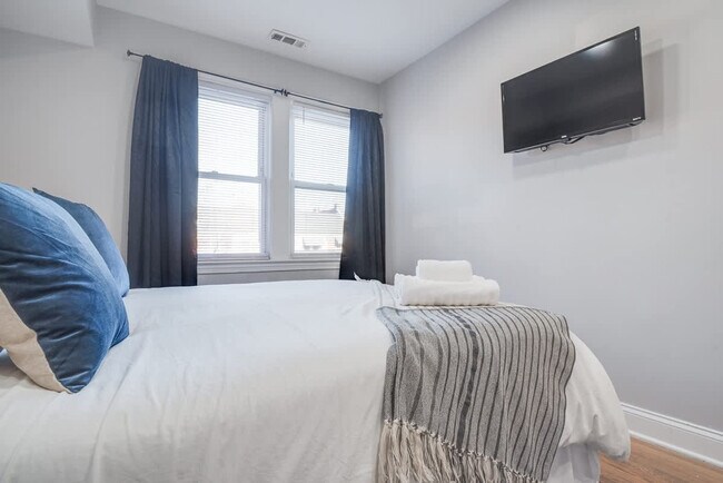 Building Photo - 1255 Raum St NE