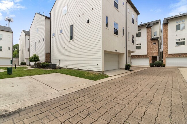 Building Photo - 719 Schwartz St