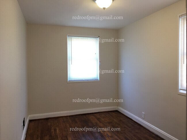 Building Photo - 1216 N Augusta Ave