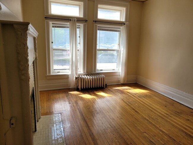 Interior Photo - 918-24 Knapp
