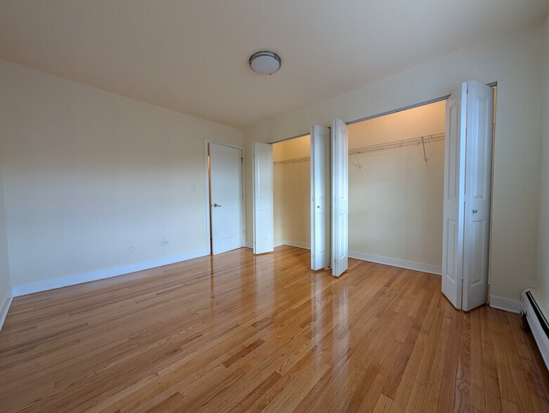 Building Photo - 643 W Wrightwood Ave