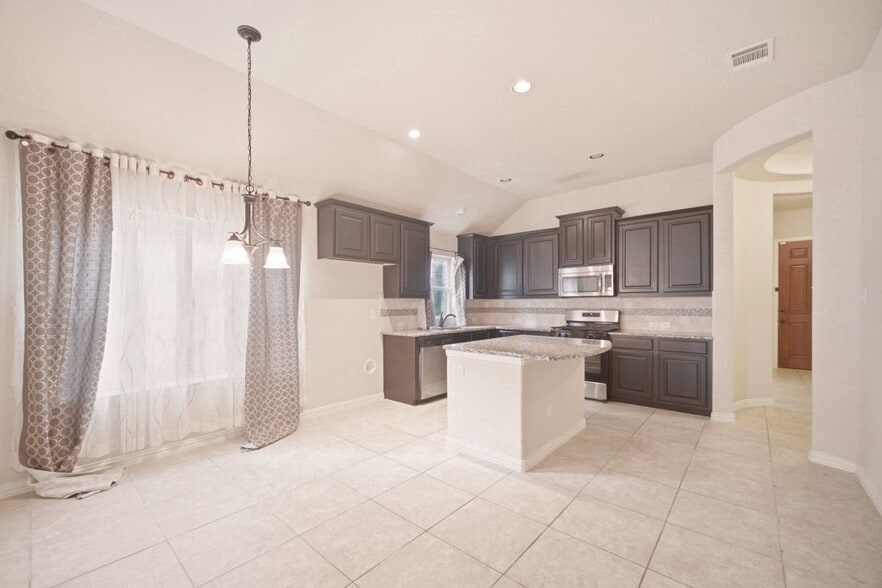 Building Photo - 2306 Lucerne Dr