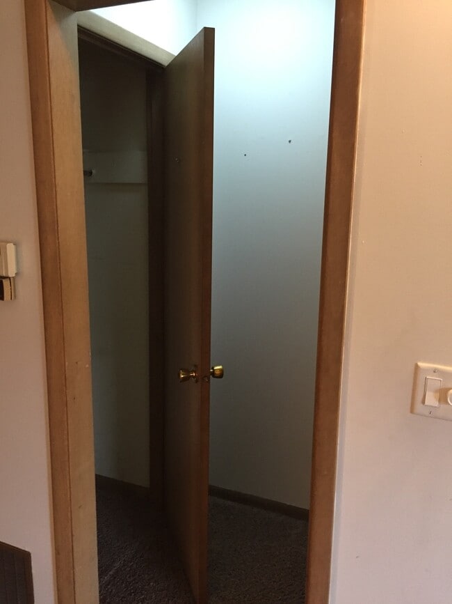 Building Photo - Gorgeous 2 Bedroom, 1.25 Bath Townhouse near UIHC