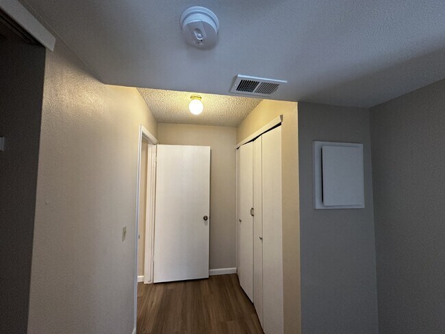 Building Photo - Charming condo in the Chestnut Community!  Available Now!