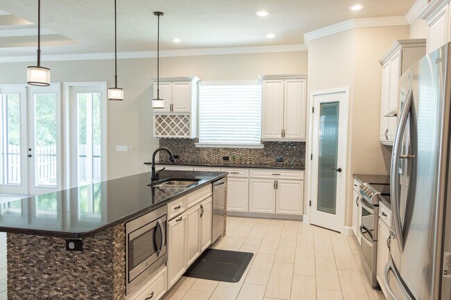 Building Photo - Vibrant 4/3 home in Longleaf!