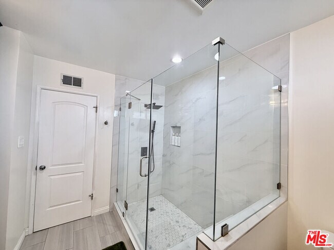 Building Photo - 6605 S Sherbourne Dr