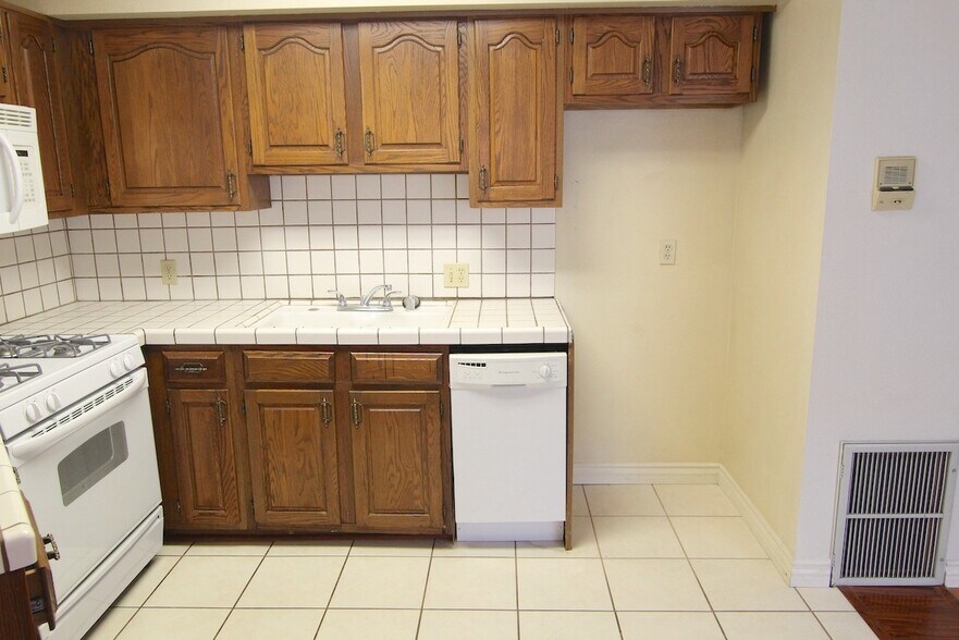 Building Photo - 4267 Beverly Glen Blvd