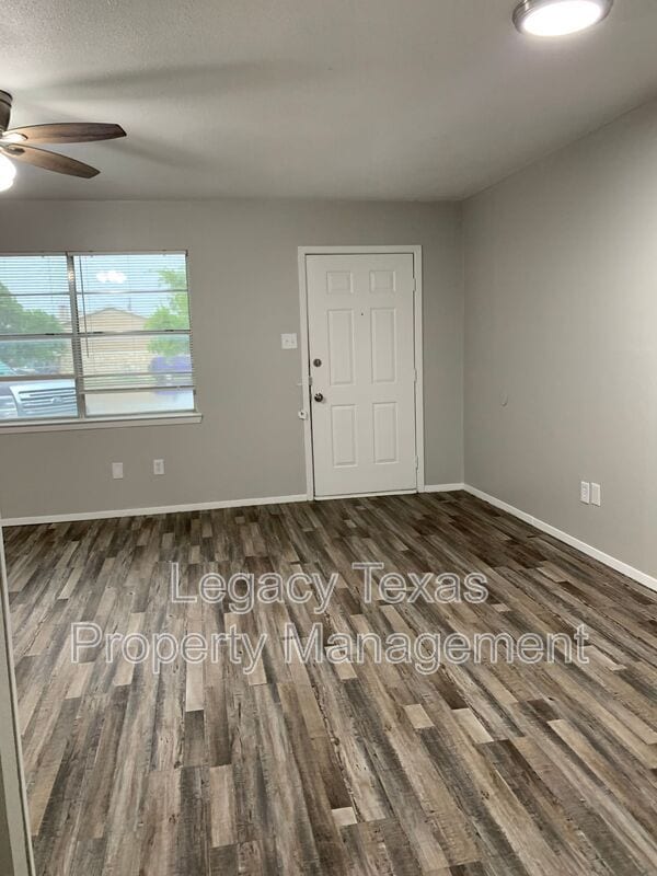 Building Photo - 1410 Courtney Pl