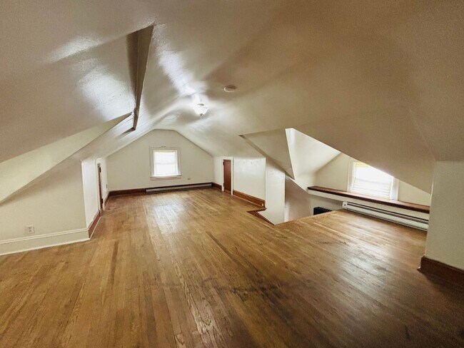Building Photo - 3 Bedroom 1 Bath Duplex