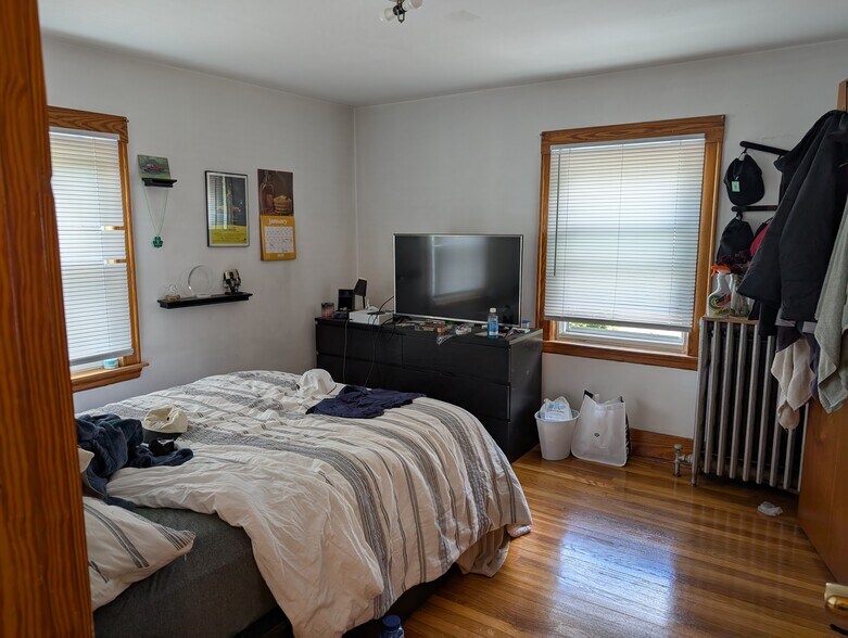 Building Photo - 27 South Crescent Circuit