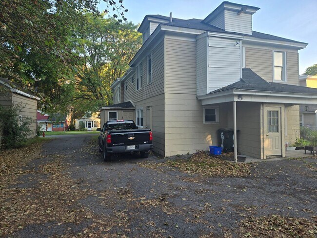 Building Photo - 610 Turtle St