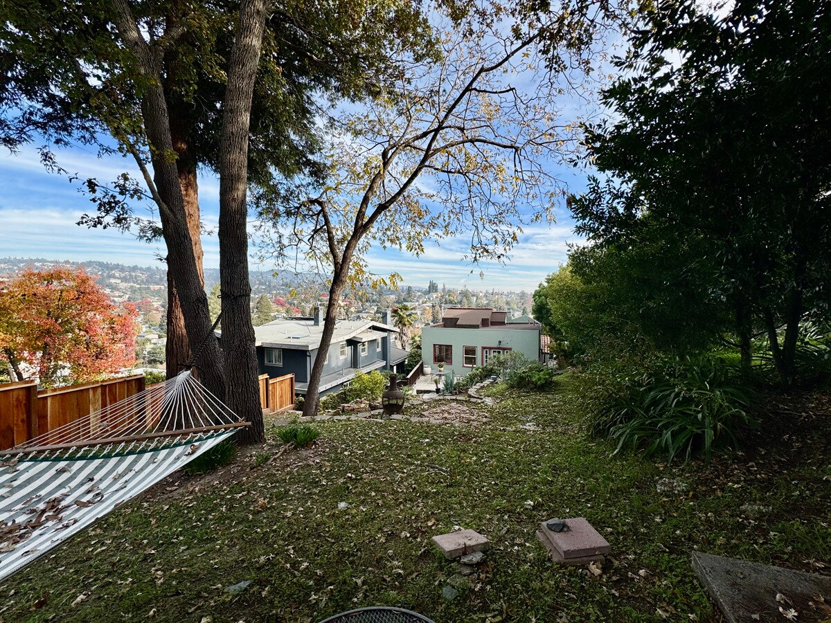 Building Photo - 645 Jean St