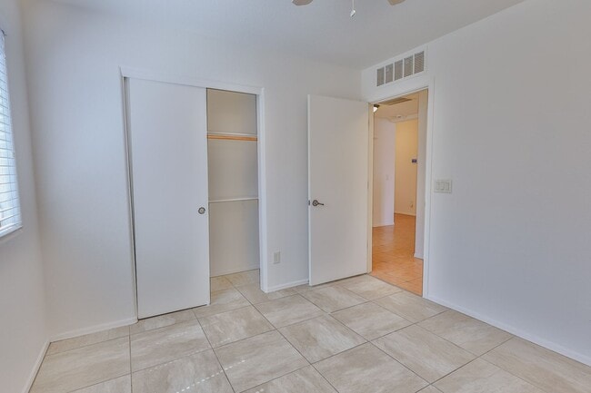 Building Photo - 3 Bedroom 2 Bathroom