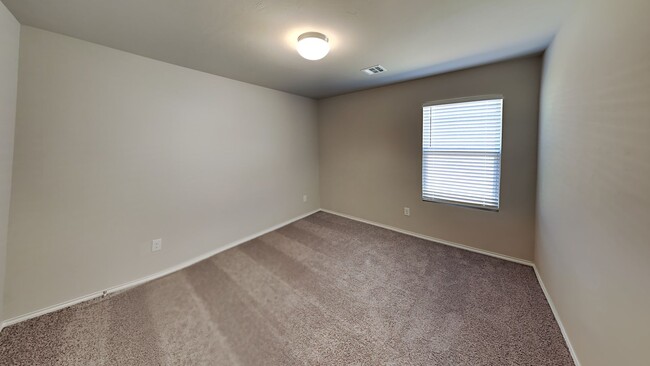 Building Photo - Very Nice 3 bedroom 2 bath home in Yukon s...
