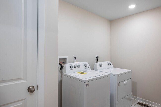 Building Photo - Brand New - 4Bed, 2.5Bath Townhouse in Pot...