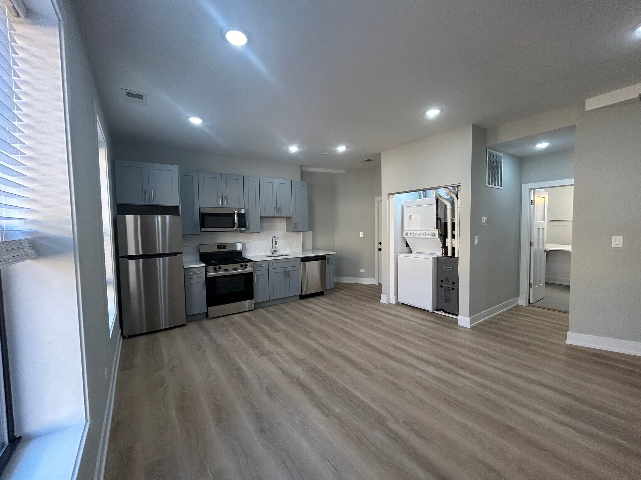 Building Photo - 423 W Belden Ave