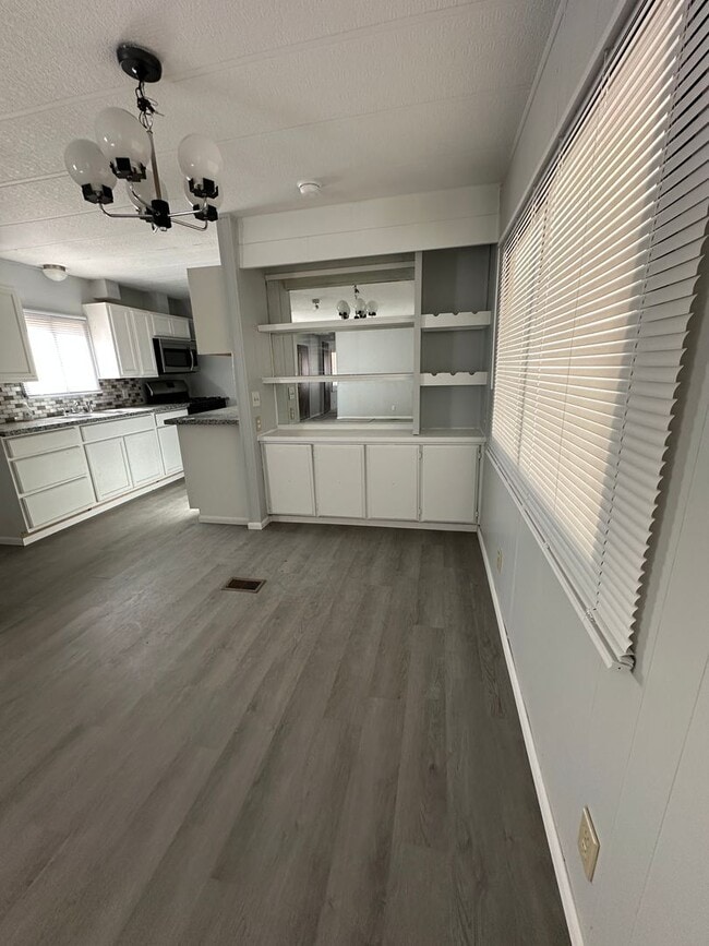 Building Photo - Newly Remodeled