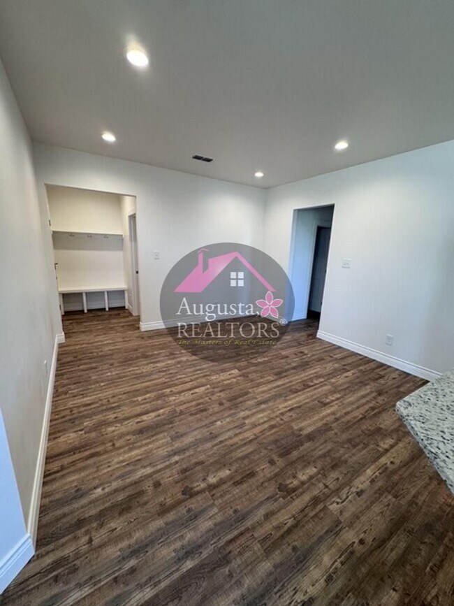 Building Photo - Sawdust Duplex
