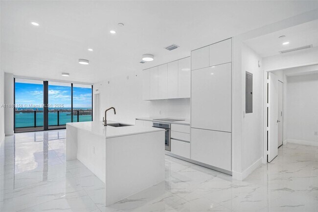 Building Photo - 700 NE 24th St