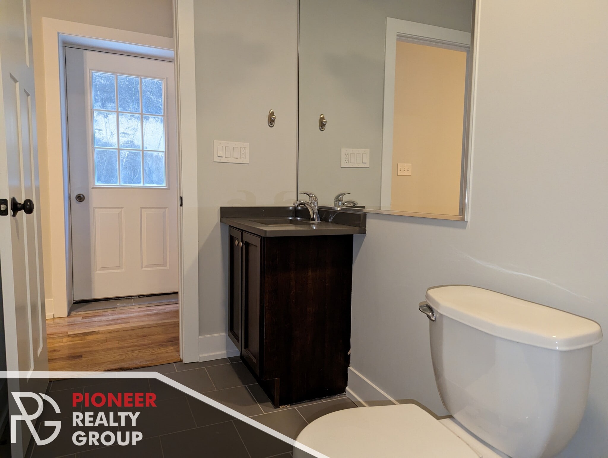 Building Photo - 560 W Arlington Pl