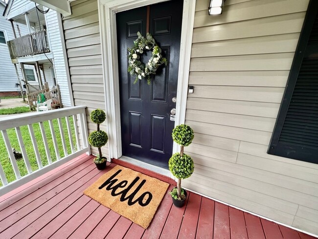 Building Photo - Updated & Ready 09-19-25! Pet Friendly - F...