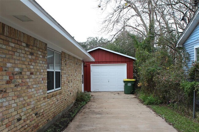 Building Photo - 2420 S San Antonio St
