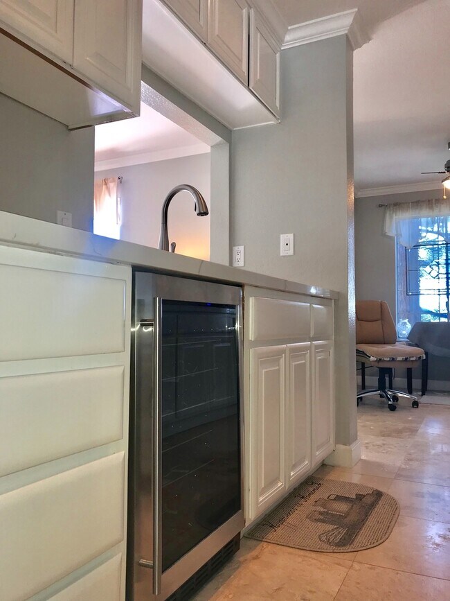 Building Photo - Beautiful View!! 2 Bed/2 Bath Condo, Hayward