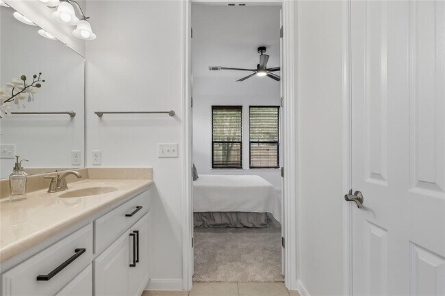 Building Photo - 5501 Allamanda Dr