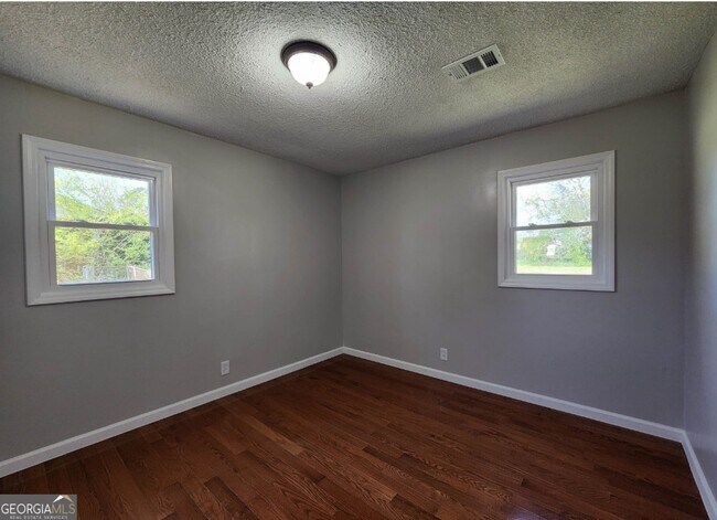 Building Photo - 2602 Lake Harbin Rd