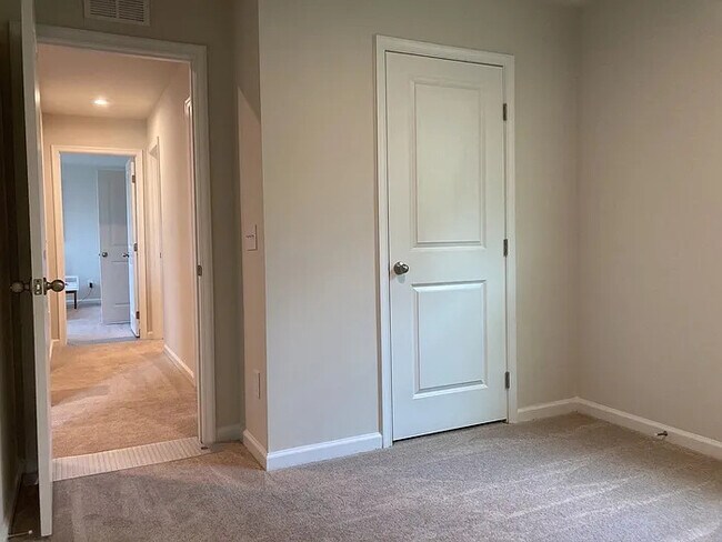 Building Photo - 4 Bedroom 2.5 Bathroom