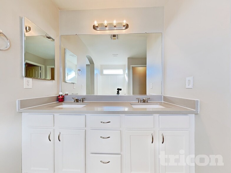Building Photo - 2651 S 89th Ave