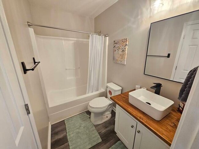 Building Photo - Furnished rental