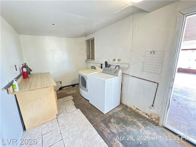 Building Photo - Charming Single-Story Home with Granite Kitchen & No HOA