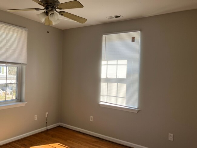Building Photo - Three Bedroom Condo - Centrally Located Su...
