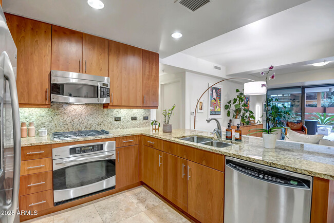 Building Photo - 7131 E Rancho Vista Dr