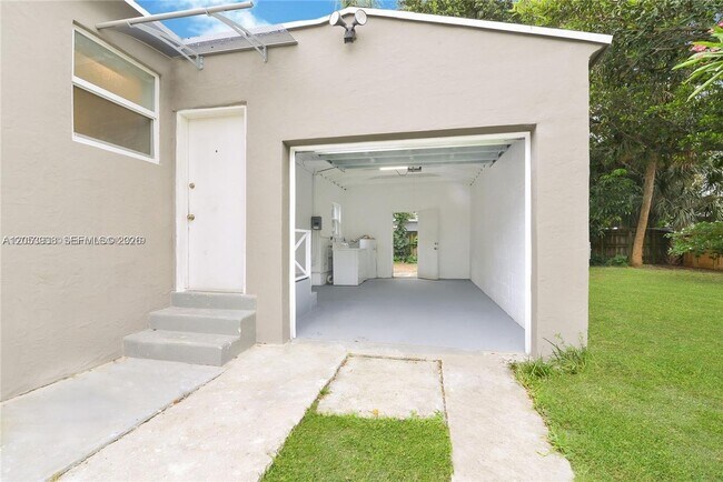 Building Photo - 920 N 26th Ave