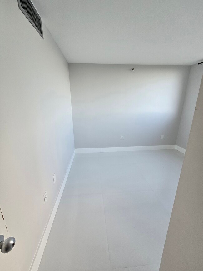 Building Photo - 1700 NW North River Dr