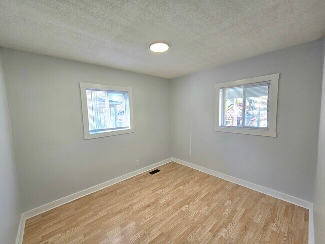 Building Photo - 324 Rosewood Ave