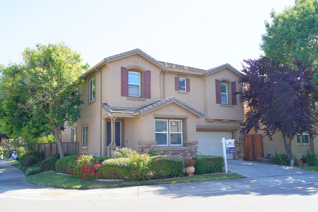 Building Photo - Beautiful 4 bed/ 3.5 bath in Natomas!