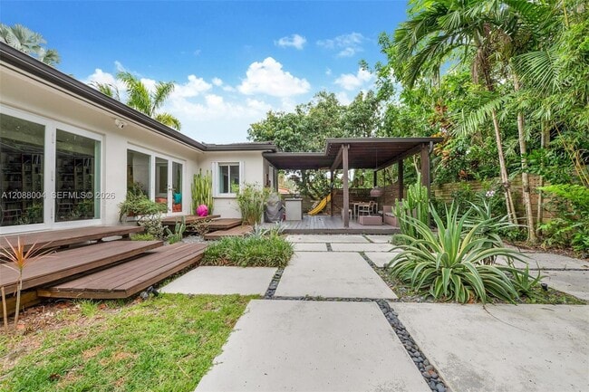 Building Photo - 5800 SW 50th Terrace
