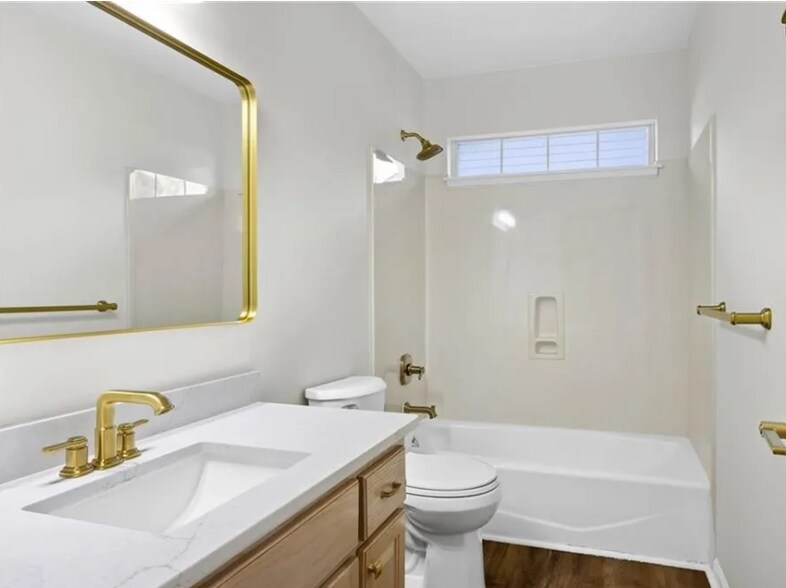 Main guest bathroom - 198 Harbour Ln