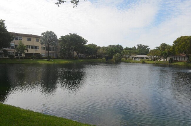 Building Photo - 1700 Crestwood Ct S